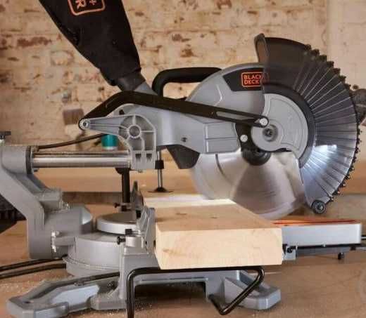 Пила торцювальна Black+Decker BES710 торцовочна пила 305 мм круг