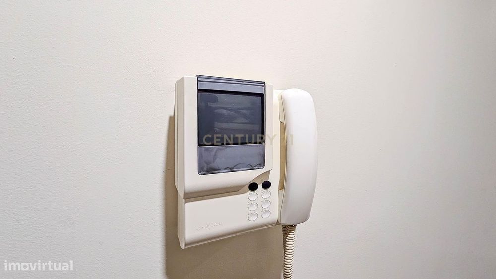 Apartamento T2 no Bonfim, Porto, terraço fechado e varanda.