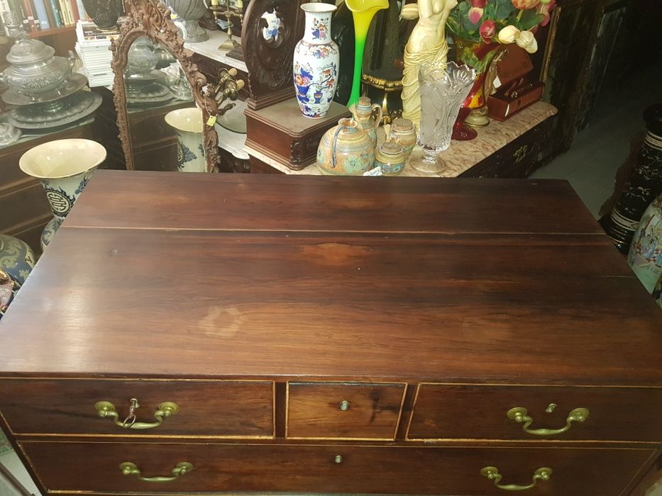 Imponente comoda em madeira de pau santo