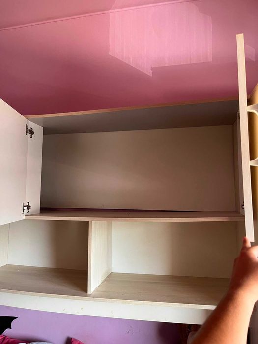 Mobília de quarto: cama com gavetão, 2 armários e arrumação.