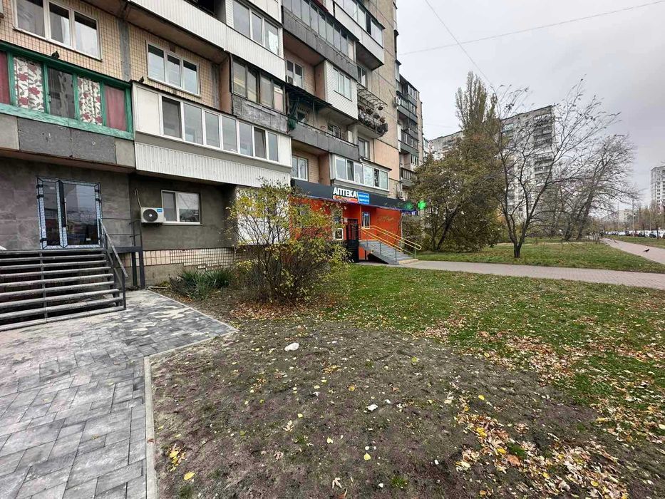 Фасадне приміщення в оренду на Березняках