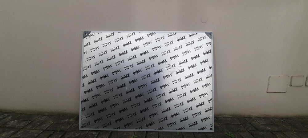 Quadro escolar magnético.