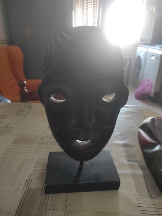 Estatuetas africanas e quadro