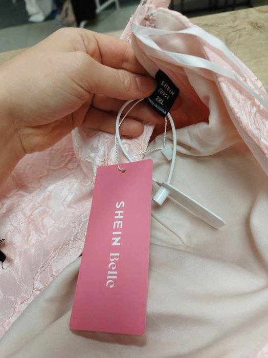 Sukienka przed kolanko Plus Size