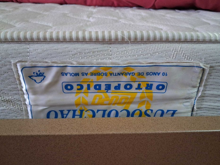 Sofá cama (180cmX80cm) com colechão ortopédico, almofadas e edredão