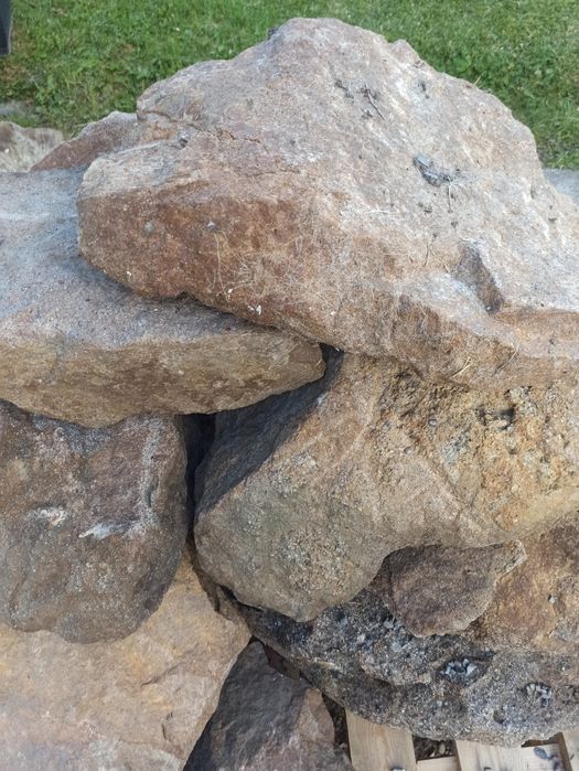 Duży kamień ogrodowy, głaz
