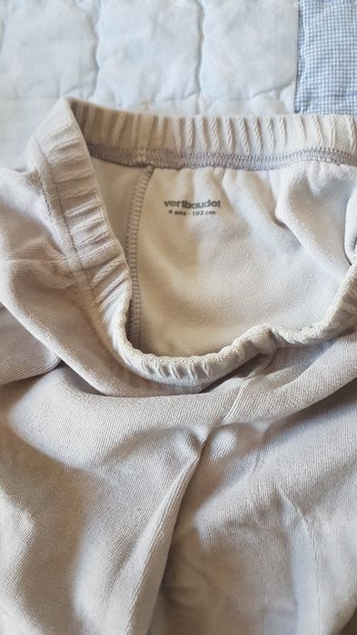 Pijama em turco cinzento claro, tamanho 4 anos.