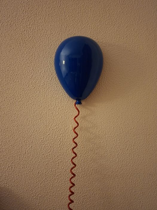 Candeeiro azul de parede em forma de balão
