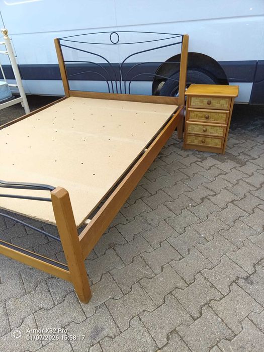 Cama de casal com criado mudo.