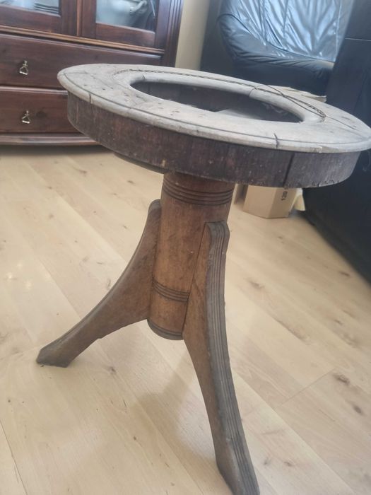 Zabytkowy stołek do fortepianu.