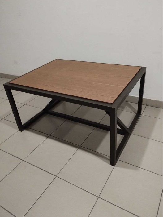 Стильний стіл  для одягу в торгівельний зал