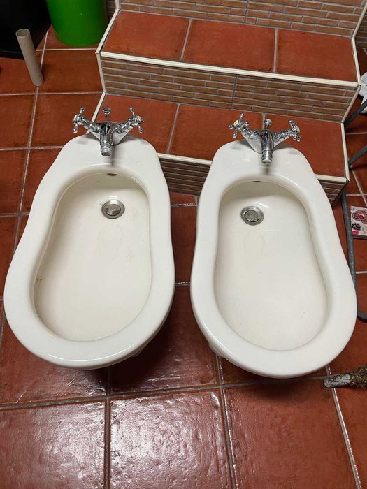 Dois Bidés de cor creme