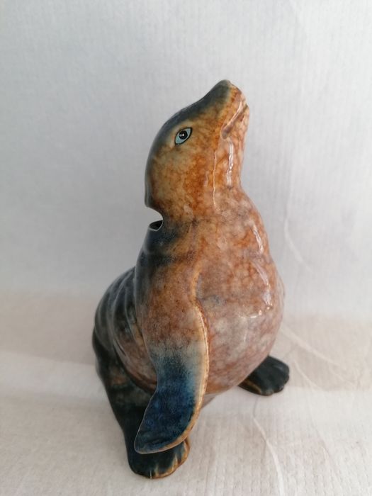 Śliczna ceramiczna skarbonka figurka foka