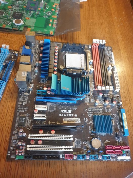 Zestaw plyt głównych + 2 monitory, jeden cały komputer bez hdd