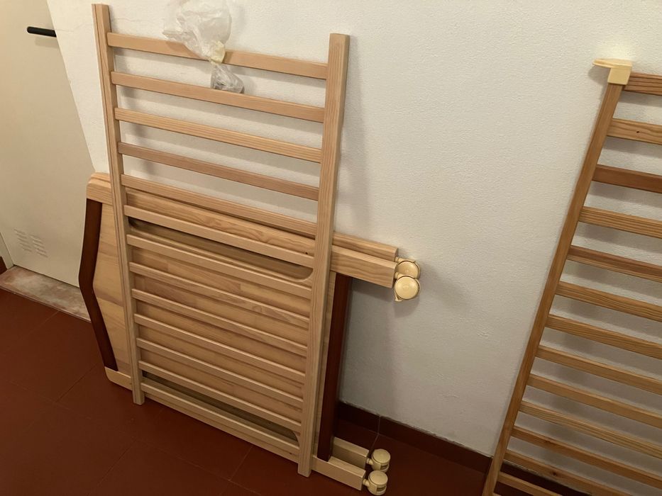 Cama de bebé em madeira