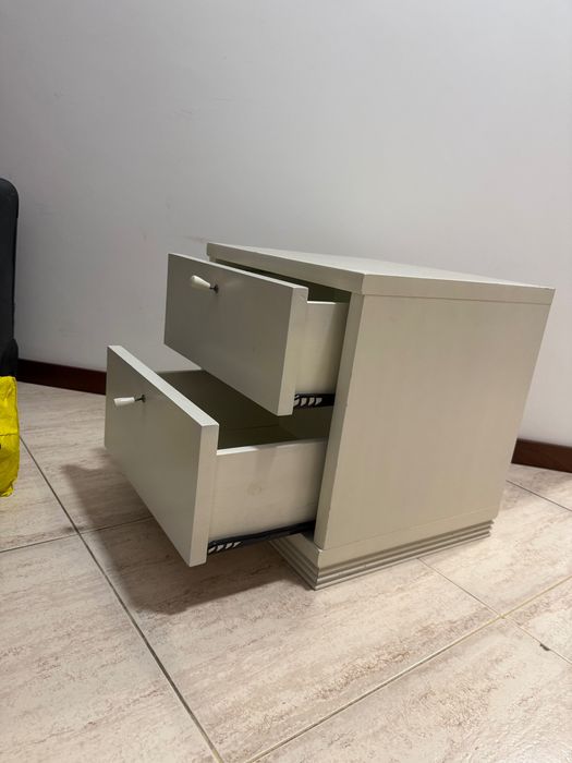 Duas mesas de cabeceira