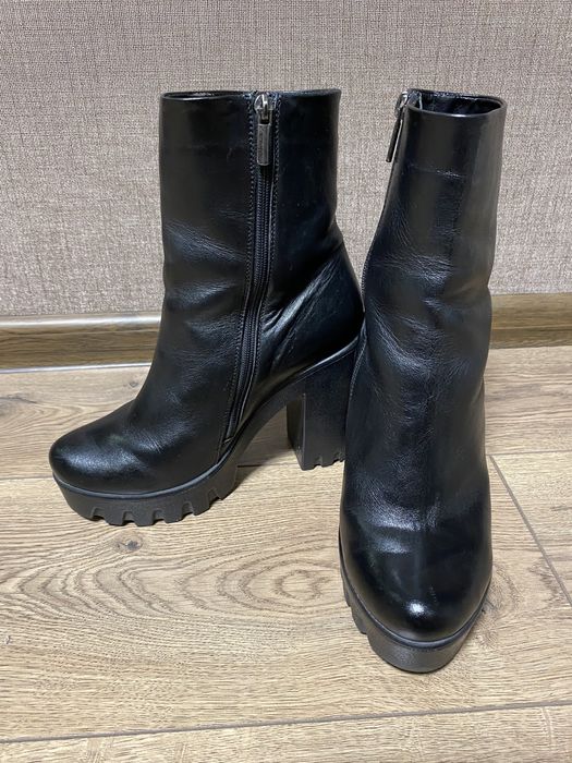 Демисезонные кожаные ботинки на каблуке. Ботильоны кожаные