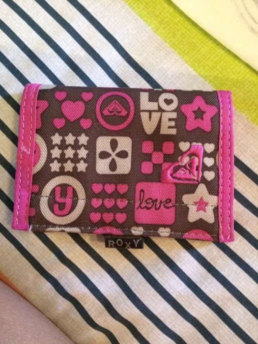 Carteira Roxy em bom estado