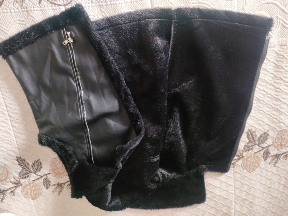 Colete de veludo e couro sintético