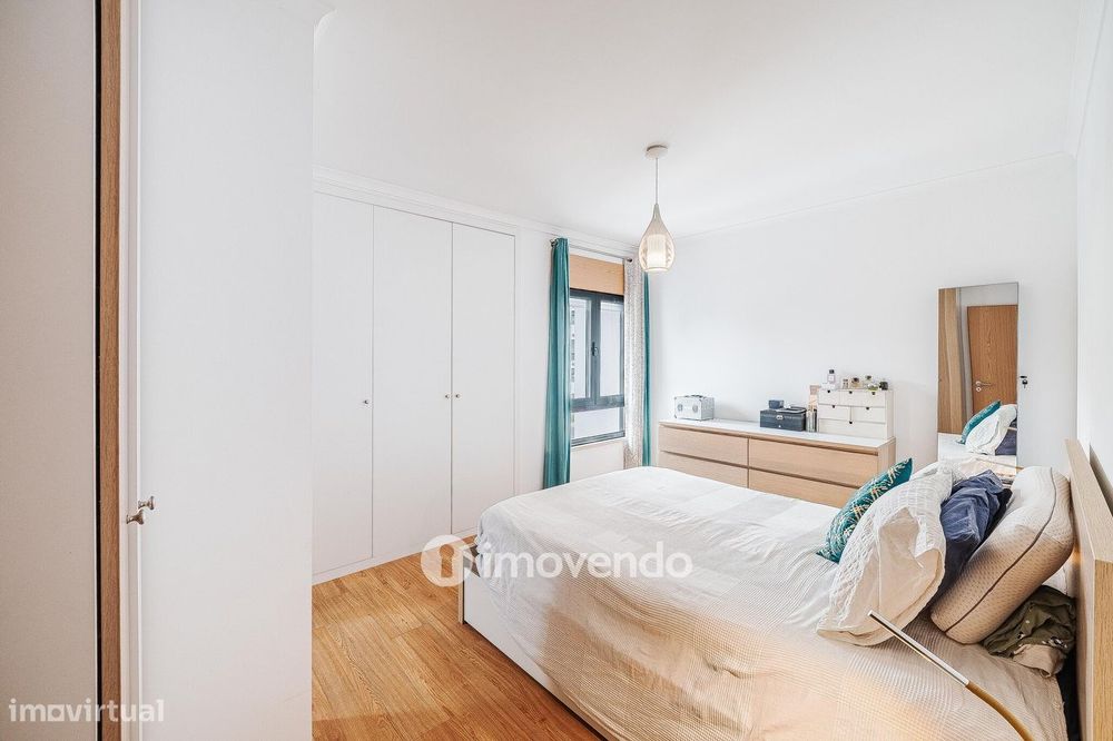 Apartamento T3, com estacionamento e terraço, em Loures