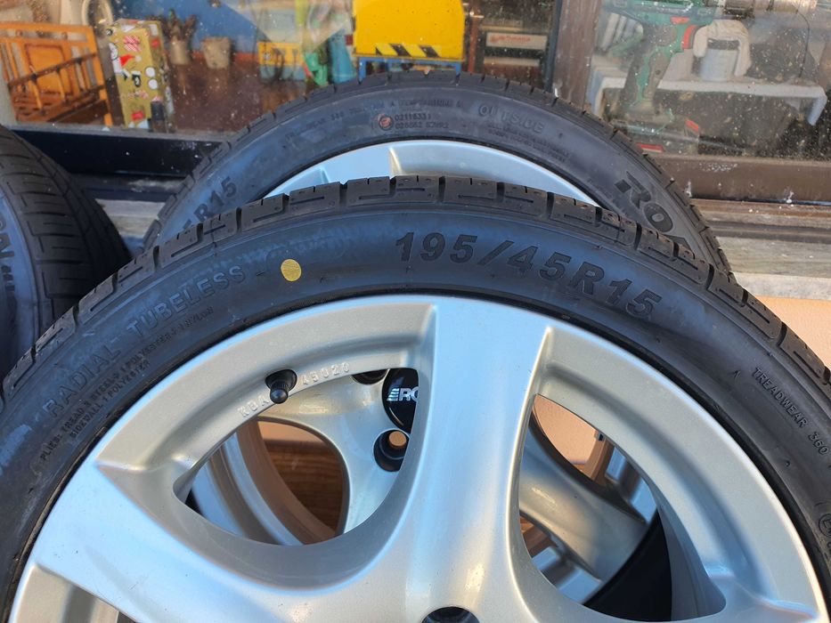 Vendo quatro jantes 15" com pneus novos.