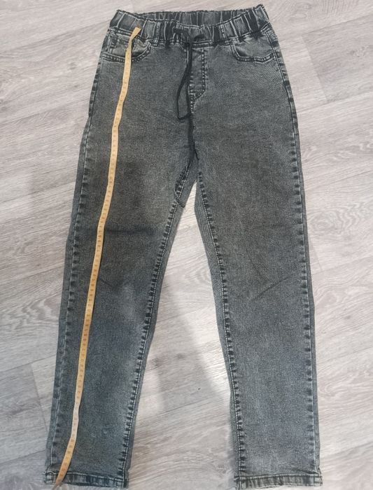 Модные серые джинсы в отличном состоянии р. 27