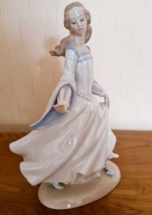 Figurka kolekcjonerska Kopciuszek Lladro CINDERELLA #4828