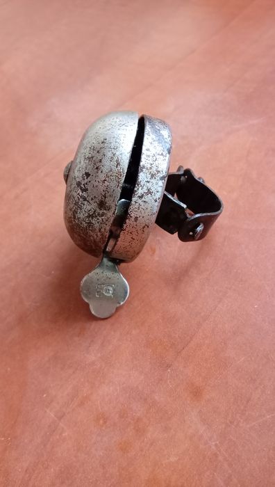 Stary dzwonek rowerowy Romet uszkodzony