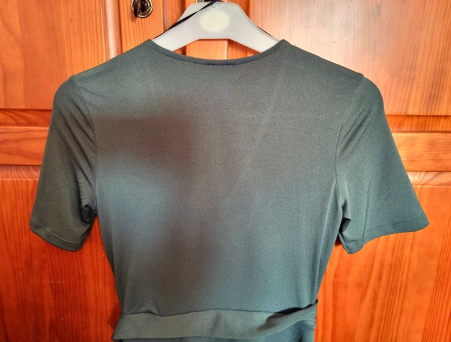 Vestido midi verde musgo acinzentado H&M, tamanho XS
