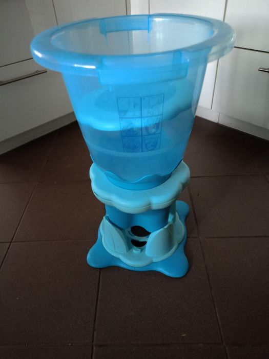 Wiaderko do kąpieli noworodka.