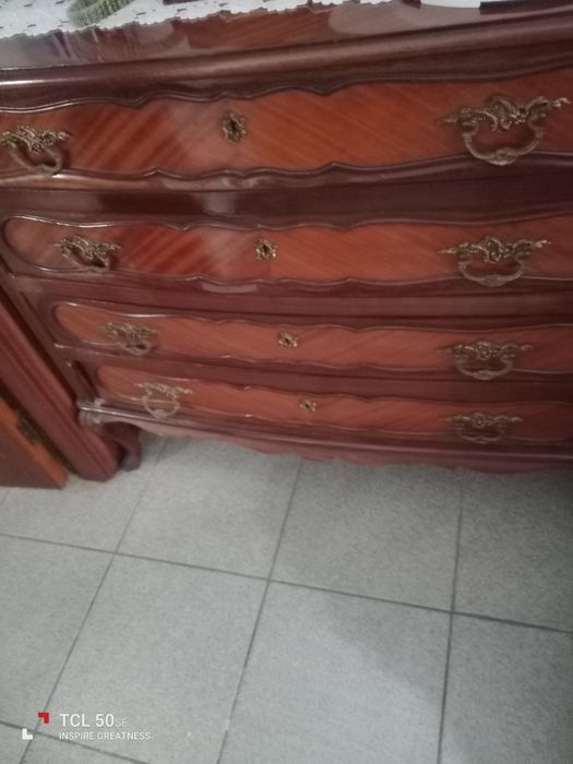 Cómoda muito antiga ( centenária) em ótimo estado.