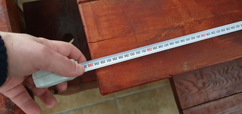 Mesas e bancos de madeira