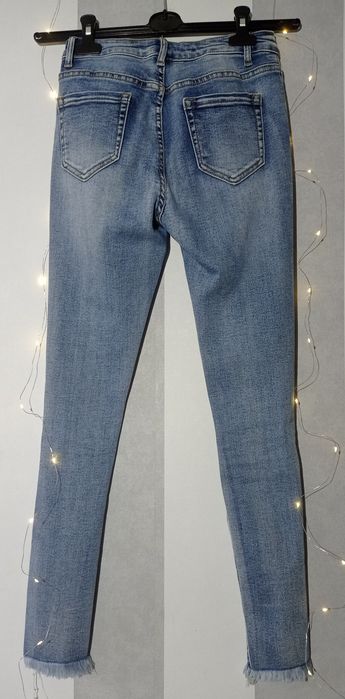 Jeansy spodnie skinny niebieskie z przetarciami Daysie S