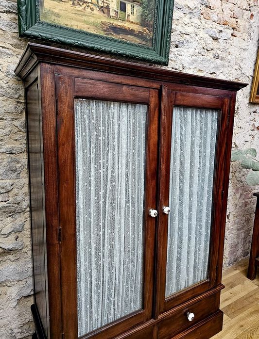 Witryna drewniana niska. Kolonialna. Z szufladami i półkami.