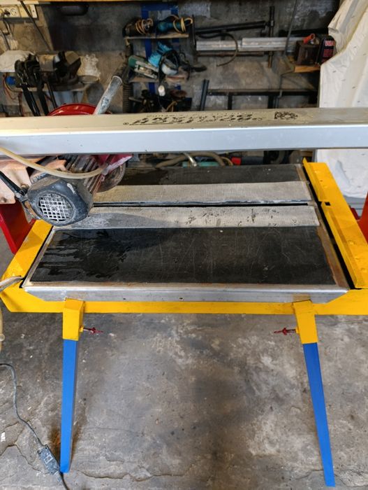 Плиткорез с подачей воды.