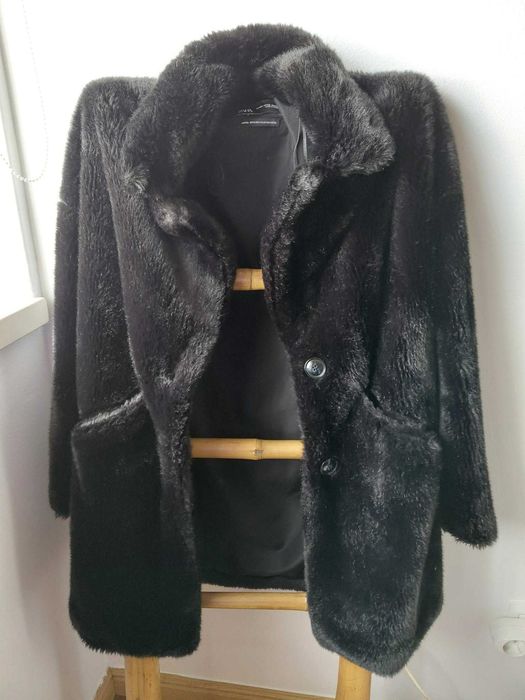 Casaco super elegante e fofinho para o inverno! Muito boas condições!