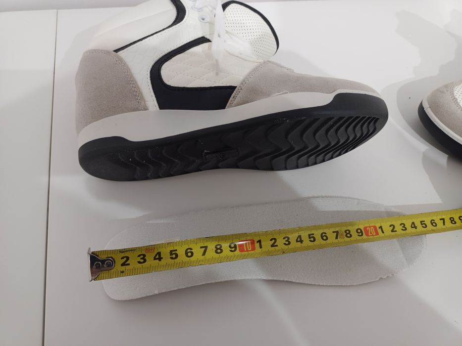 Nowe Trampki sneakersy na średnim koturnie Białe r 40.