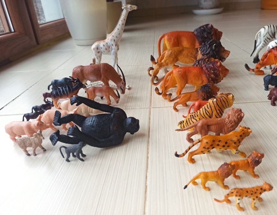 Figurki zwierząt (62szt.)-zabawki -guma, plastik.