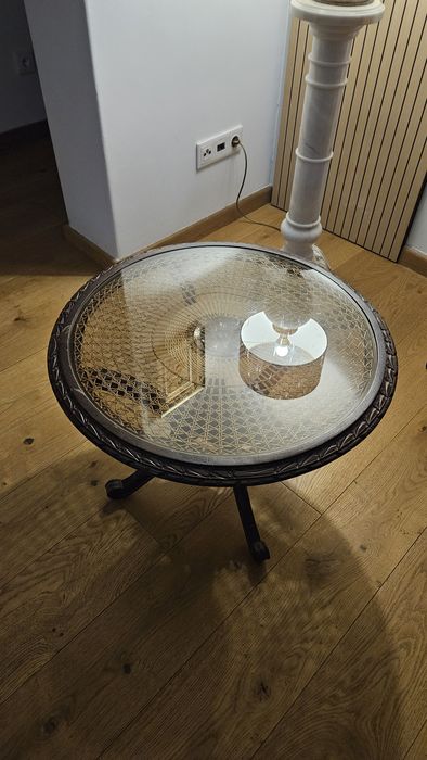 Mesa com tampo em vidro e palhinha!
