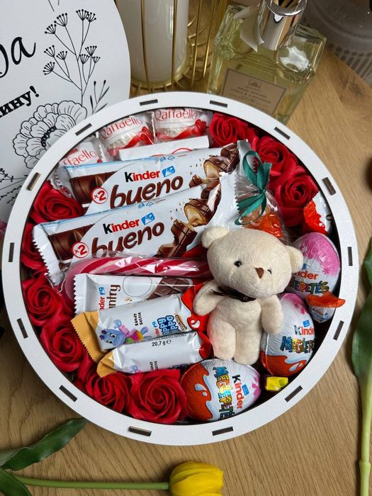 Готовий новорічний подарунок подарунковий набір солодощів Kinder