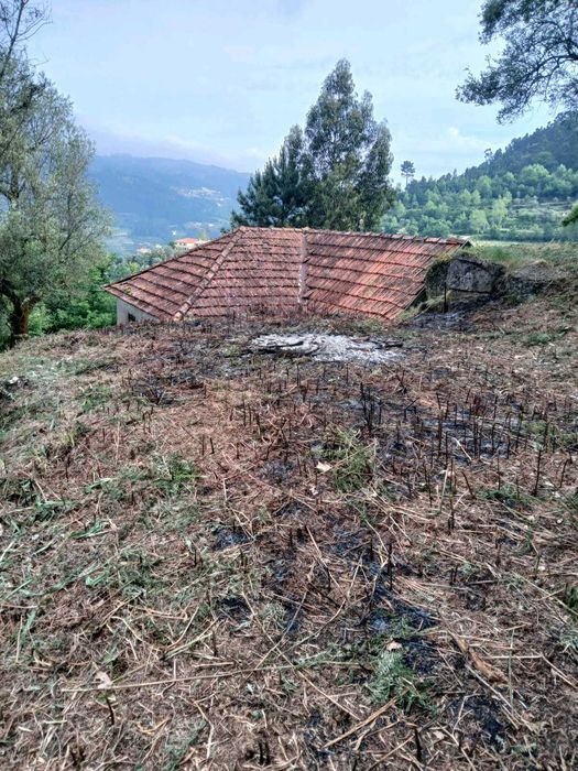 Vende-se Casa em Pedra com terreno - Celorico de Basto