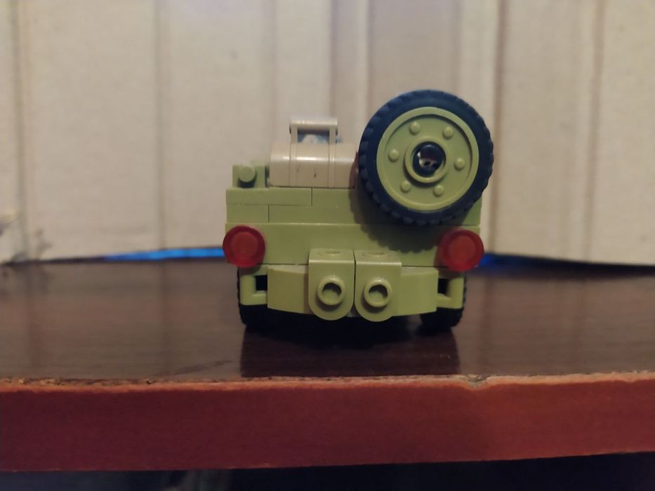 Продам машинку лего