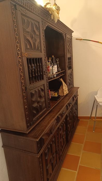 Móvel antigo com aparador