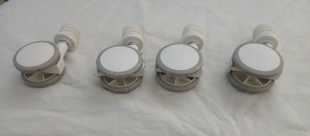 Conjunto de 4 rodas para armário ou outros móveis. .
