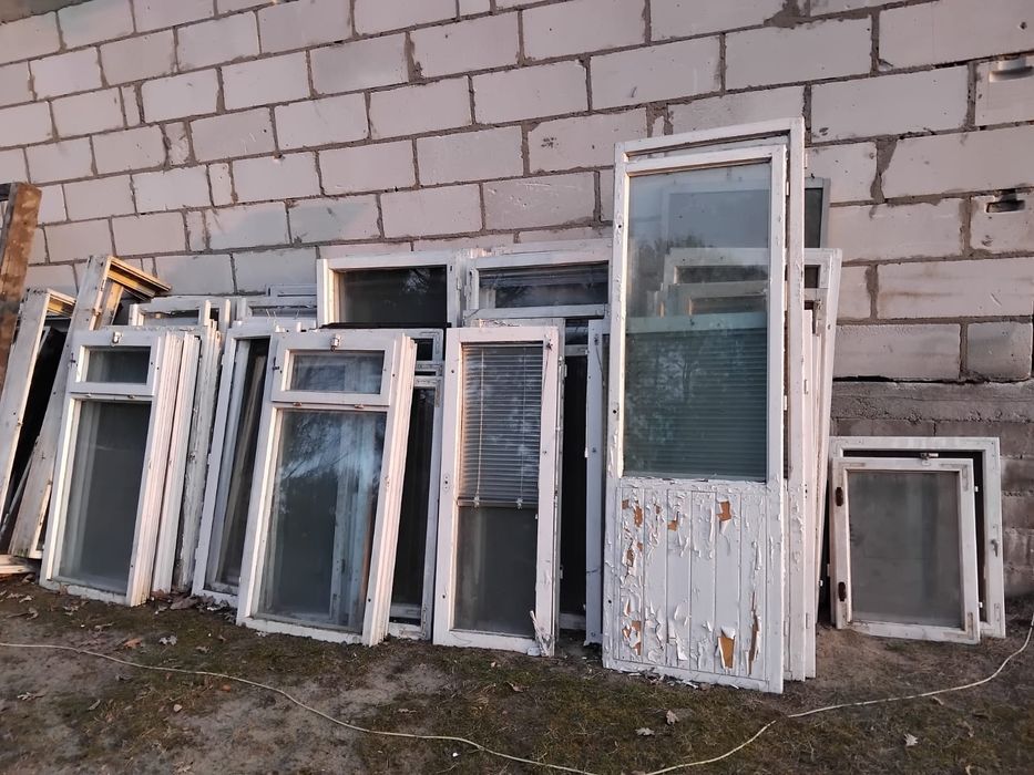 Stare okna drewniane na wydanie