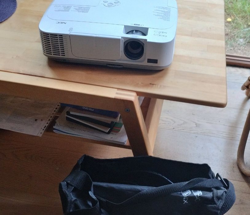 Projektor NEC MODEL No.NP-M230X 100-240V~50/60Hz 2.8-1.2A