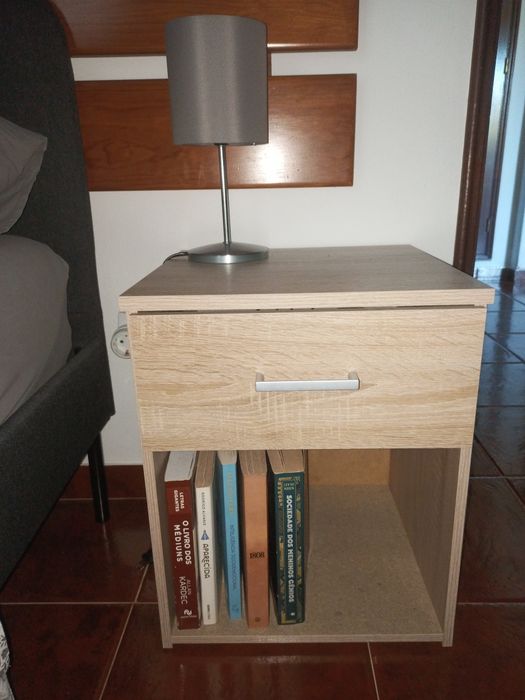Conjunto de Quarto: 2 Mesas de Cabeceira + 2 Candeeiro IKEA