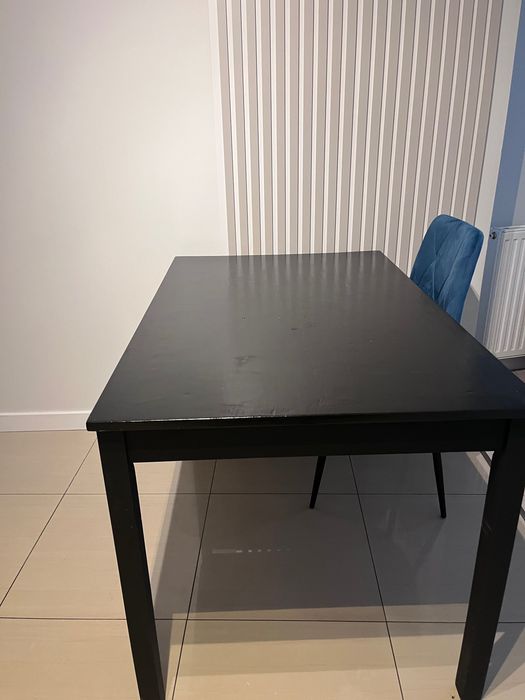 Ciemny stół jadalny