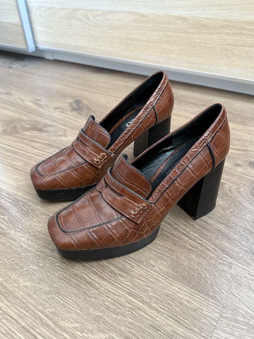 Buty mokasyny Loafersy brązowe na obcasie Mango 38