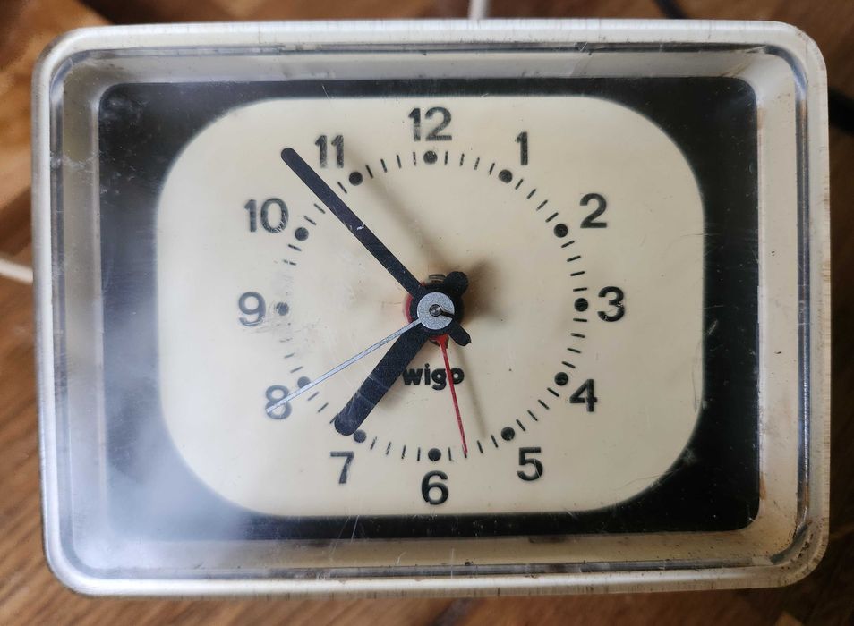 budzik zegarek WIGO niemiecki DDR?  zasilany z sieci elektrycznej